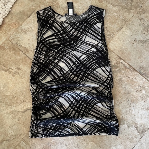 Kenneth Cole sheer top woman’s small
Sleeveless wave pattern black/white cami - Picture 3 of 9